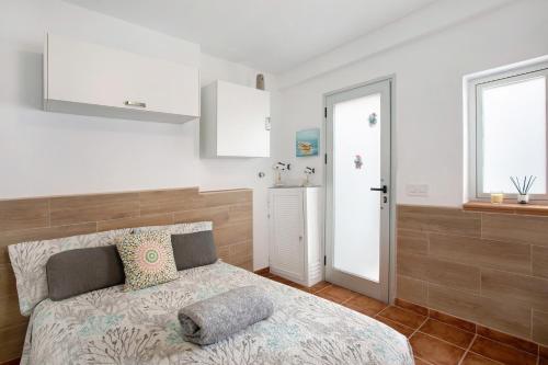 a bedroom with a bed with a wooden headboard at Estudio La Morena in El Pris