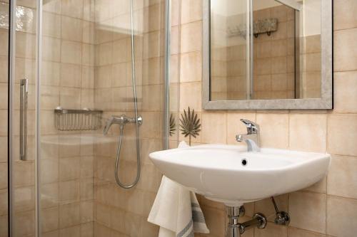 a bathroom with a sink and a shower at Doña Amparo chipiona Playa de Regla in Chipiona