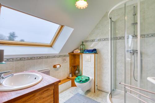 a bathroom with a shower and a sink and a toilet at Clos Des Hogues - Chambres d'hôtes in Saint-Léonard