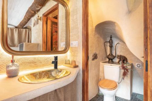 a bathroom with a sink and a toilet at Duende in Olba
