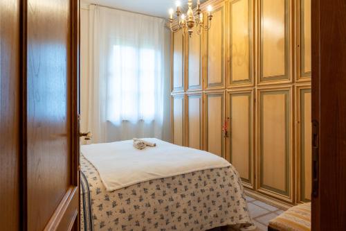 a room with a bed in a room with a mirror at Poggio Loccano in Montevarchi