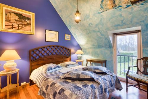 a bedroom with purple walls and a bed and a window at Clos Des Hogues - Chambres d'hôtes in Saint-Léonard