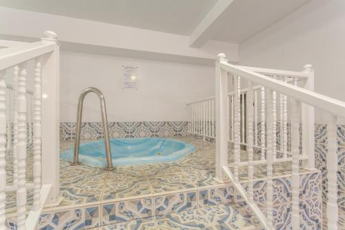 a crib room with a blue tub in a room at Apartamento Luminoso Con Terraza in Puerto de la Cruz