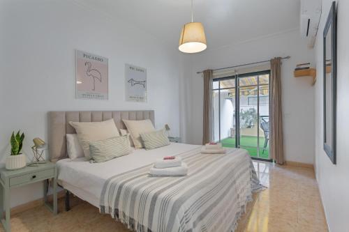a bedroom with a large bed with white sheets at Apartamento Luminoso Con Terraza in Puerto de la Cruz