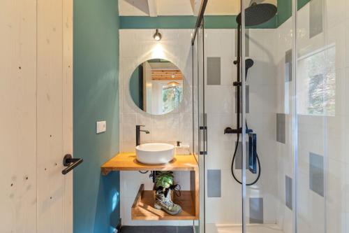 a bathroom with a sink and a shower at Cabañas Entre Castaños in Jubrique