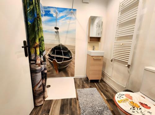 a bathroom with a shower with a swing at Gîte avec bar et four à pizza in Étreval
