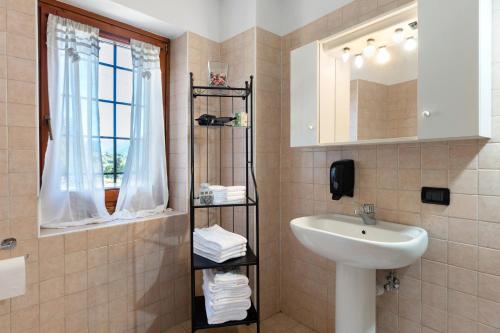 a bathroom with a sink and a mirror at Ride Home 2 in Commezzadura