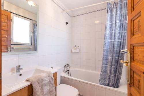 a bathroom with a tub and a sink and a toilet at Casa Pepe in Los Narejos