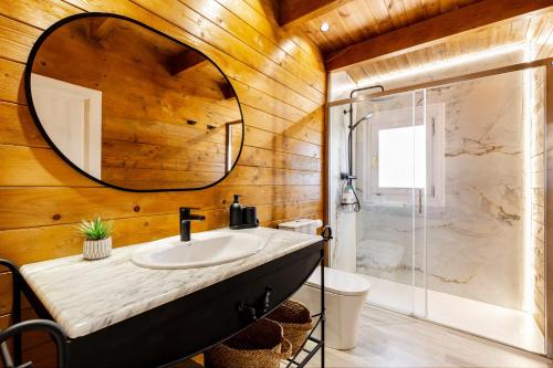 a bathroom with a sink and a mirror at Cortijo la Jimena 2 in Benablón