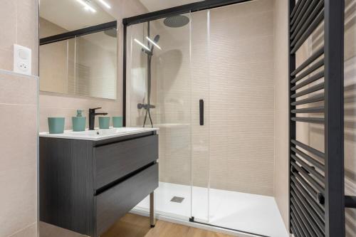 a bathroom with a sink and a shower at Résidence des Saules in La Forêt-Fouesnant