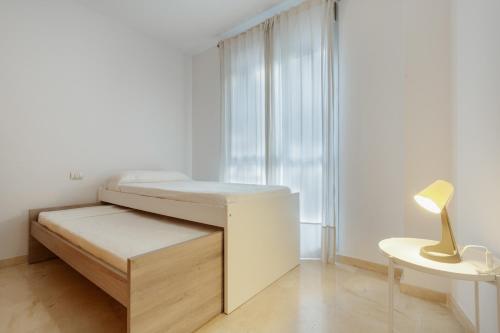 a white bedroom with a bed and a desk at Apartamento Centro con Aparcamiento in Santa Cruz de Tenerife