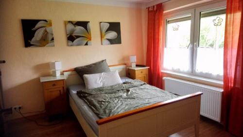 a bedroom with a bed and a window at Naturteich-Haus in Kalkhorst