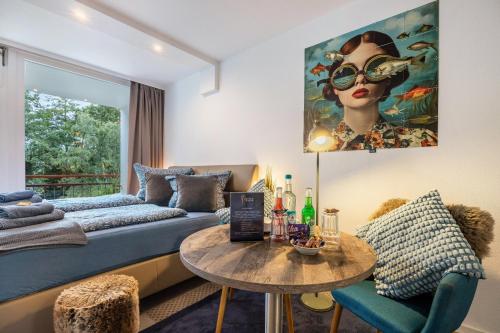 a living room with a couch and a table at Steuermann am Steinhuder Meer in Wunstorf