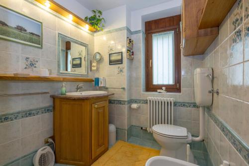 a bathroom with a toilet and a sink at Chambre d'hôtes dans les Alpes in Conclonaz