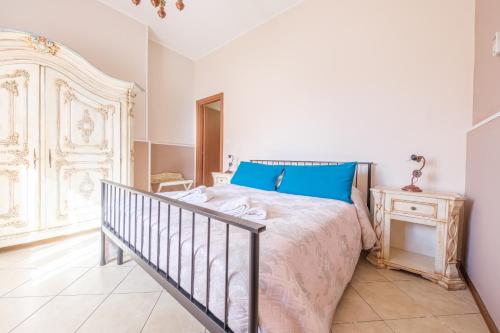 a bedroom with a bed with blue pillows at La Casa dei Limoni in Gaggi