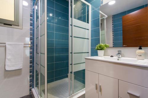 a bathroom with a glass shower and a sink at Apartamento Rolycar 201 in Icod de los Vinos