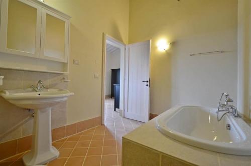 a bathroom with a sink and a bath tub at Appartamento Cipresso in Trequanda
