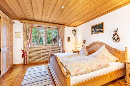 a bedroom with a bed and a wooden ceiling at Vroni Ferienwohnung - Hochzoll in Augsburg