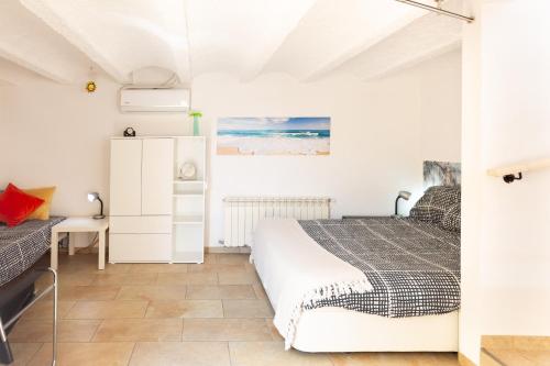 a bedroom with a bed and a desk at Casa Vista Del Mar in Calonge
