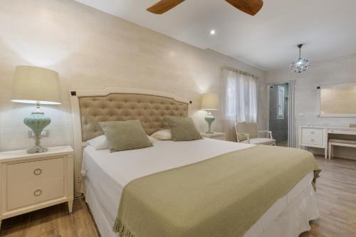 a bedroom with a large bed and a desk at Villa del Relax in Corralejo