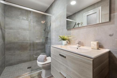 a bathroom with a toilet and a sink and a shower at Villa del Relax in Corralejo