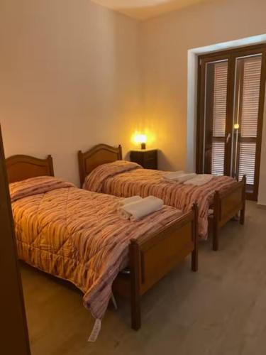 two beds in a room with two beds sidx sidx sidx sidx at Il Focolare dei Sibillini in Visso