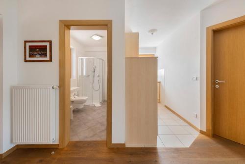 a bathroom with a toilet and a sink in a room at Obertrisaierhof Wohnung 4 in Fie allo Sciliar