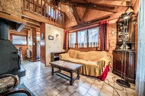 a living room with a couch and a table at Chalet 6p Simple - Patchy in Verchaix