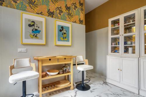 a room with two stools and a table and two chairs at La Bonita de Pego in Pego