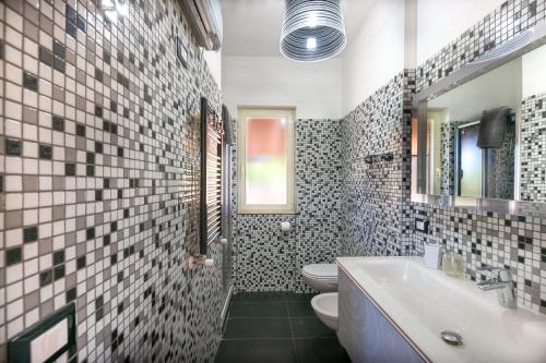 a bathroom with two toilets and a sink and a tub at Villa Roberta Marina di Campo in Marina di Campo