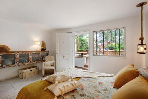 a white room with a bed and a window at casa Jardín del sol planta baja in Tacoronte