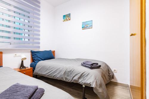 a bedroom with two beds and a window at Quintana's Home Oropesa Del Mar in El Borseral