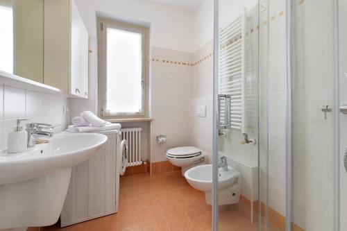 a bathroom with a sink and a toilet and a shower at Everlakegarda in Desenzano del Garda