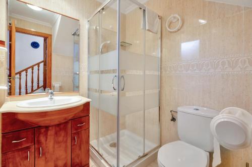 a bathroom with a shower and a toilet and a sink at Casa Mario in Puerto Marino