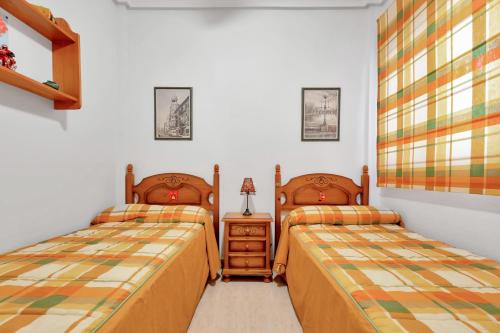 two beds sitting next to each other in a bedroom at Casa Mario in Puerto Marino