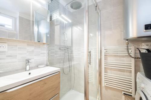 a bathroom with a shower and a sink at Mon Repaire à Frejus - proche plage in Fréjus