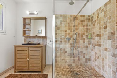 a bathroom with a shower with a glass door at La Cabri 5 Chambres Piscine in Cabris