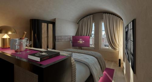 a hotel room with a bed and a desk with a table sidx sidx sidx at La Maison in Salzburg