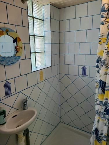a bathroom with a sink and a mirror at Maison De Plage La Grise Brèche in Pirou