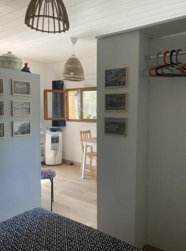 a room with a bed and a dining room at Petit nid pour oiseaux de passage in Cayriech