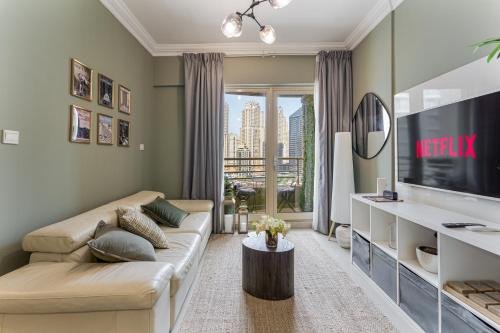 Modern 1BR with Marina Views, Pool, Gym, Near Beach