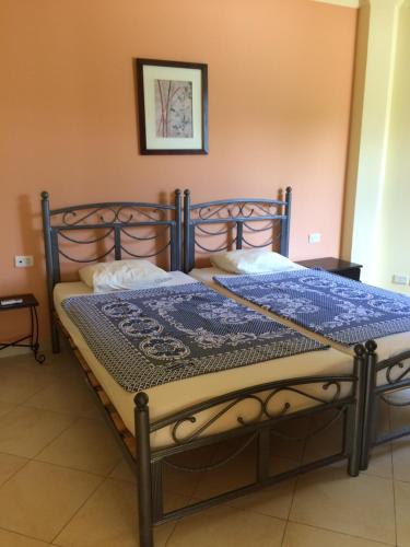 Casa Montazah في شرم الشيخ: سرير مع لحاف ووسائد زرقاء عليه