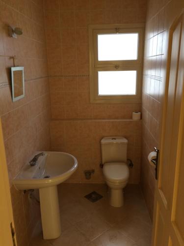 Casa Montazah في شرم الشيخ: حمام مع مرحاض ومغسلة ونافذة