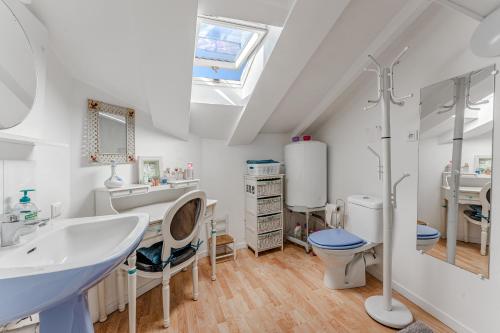 a bathroom with a sink and a toilet at Appartement de maitre traversant in La Teste-de-Buch