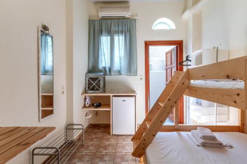 a small room with a bunk bed and a kitchen at En Tino Basement 5 in Tinos