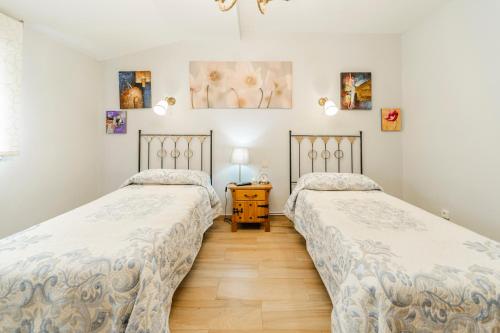 two beds sitting next to each other in a room at Maitemare in Traspinedo
