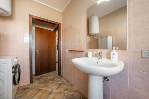 a bathroom with a sink and a mirror at Le Sabbie Bianche in Calasetta
