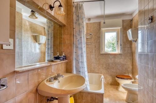 a bathroom with a sink and a toilet at Villa Marta in Spoleto