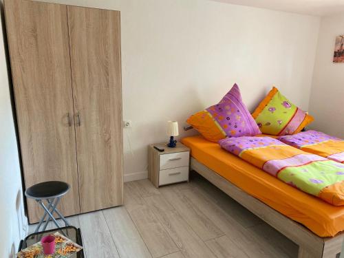 a bedroom with a bed with colorful pillows at Fischerhaus Zecherin in Zecherin