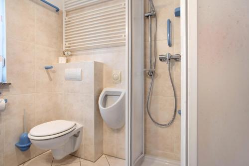 a bathroom with a toilet and a shower at Fewo 20 Röbel Müritzblickhaus in Röbel